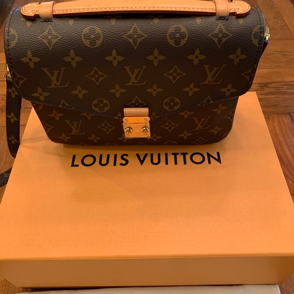 RARE Authentic Louis Vuitton.  Pochette Métis